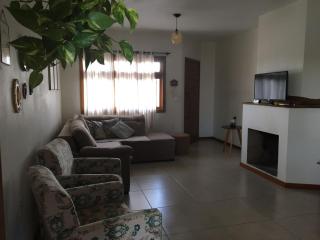 Casa até 6 pessoas, 4 colchoes, 1 cama queen, 2 banheiros - 3