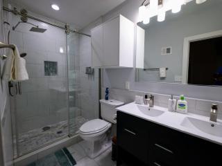 Modern, Chic, 3bd, Metro Accessible and Free Parking - 3