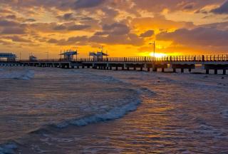Beach Front Holiday Home with Pool, Prime Location - Clontarf - 0