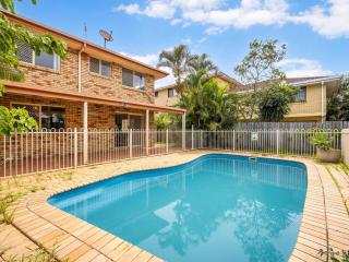 Beach Front Holiday Home with Pool, Prime Location - 8