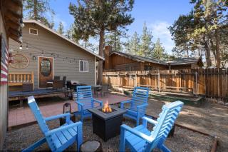 Cozy Sierra Cabin - Fireplace, Fenced Yard, Pet Friendly, Deck, BBQ - Big Bear City - 6