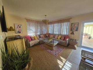 Brand New Tropical 2-bedroom Villa with Resort Amenities - 1