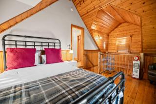 Fox Cabin - Central Location, Fireplace, Deck, Barbecue - Big Bear City - 2