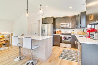 Deck with Forest Views Modern Home in Rochester! - Rochester - 3