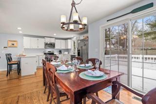 Cozy Bungalow Close to Downtown - 2