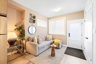 Bloordale Gem Stylish Space with Parking - 6