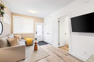 Bloordale Gem Stylish Space with Parking - 5