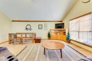 Hike, Fish and Explore Family Cabin in Sulphur! - Sulphur - 5