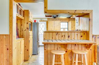 Hike, Fish and Explore Family Cabin in Sulphur! - Sulphur - 2