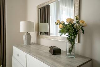 Vibrant 1br In Jbr, Top Location - 1