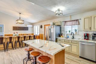 8 Mi to Lake Wallenpapack Gem with Deck and Game Room - Honesdale - 2