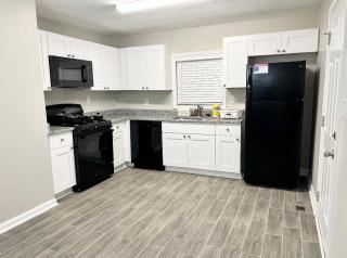 Queen Suite with Wifi Hot Tub Room Movie Theater Room4 - Forest Park - 4