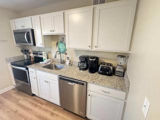 Updated 2 bedroom Beach Bungalow - Walk to the beach - Hilton Head Island - 4
