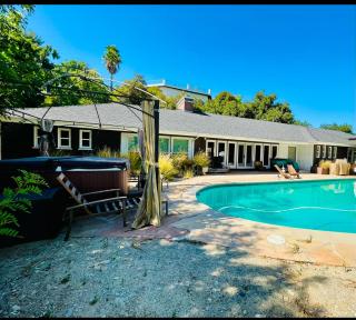 Women Only Oasis in City Center Private Bedroom Large Estate View Pool Encino Hills Sherman Oaks 405-101 xSepulveda - - 2
