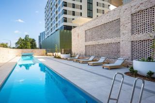 Modern 2 Bedroom Apartment in Phillip with Parking - Phillip - 0