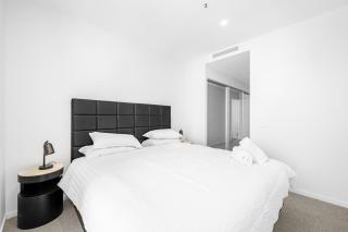 Modern 2 Bedroom Apartment in Phillip with Parking - Phillip - 6
