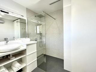 Spacious Cosy Apt with Pool and Parking - 8