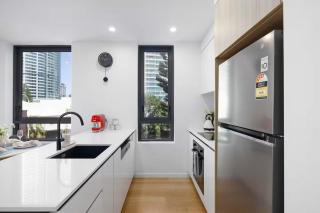 Newly Settled One Bedroom Apartment with Parking Surfers Paradise - Gold Coast - 5
