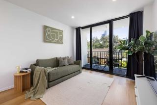 Newly Settled One Bedroom Apartment with Parking Surfers Paradise - Gold Coast - 1
