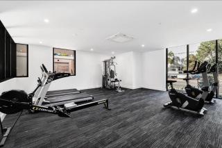 Newly Settled One Bedroom Apartment with Parking Surfers Paradise - 9