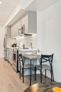 Bright Studio on Sunset Blvd Pool, Parking, Gym - 3