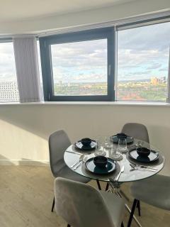 Stylish Haven with Ample Space - Manchester - 6