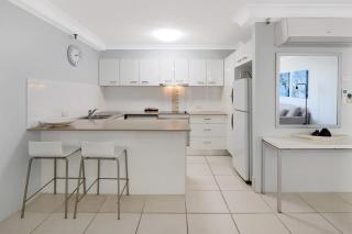 Beachside 1 BDR Ocean View Apartment Broadbeach - Gold Coast - 3