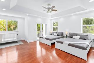 Villa Luxe 5BR Pool & Jacuzzi Fire Pit Piano - 1