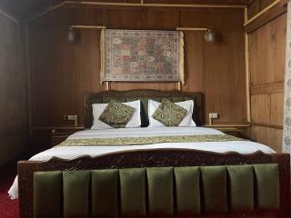 Lucky Kashmir Heritage Houseboat - Srinagar - 5
