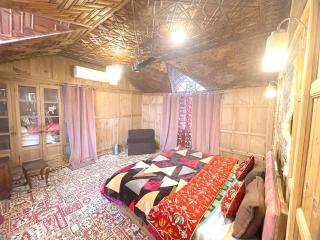 Lucky Kashmir Heritage Houseboat - Srinagar - 7