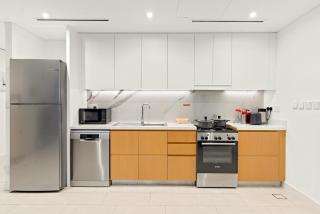 Modern 1BR Apartment Steps from Beach and Dubai Nightlife - 2