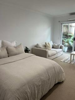 Cozy Studio with Private Entrance & Ensuite - 2