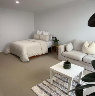 Cozy Studio with Private Entrance & Ensuite - 1
