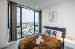 Modern 1 Bedroom with City Views Pool and Gym - 3