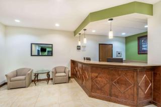 Days Inn by Wyndham Topeka - 8