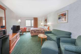 Days Inn by Wyndham Topeka - Topeka - 2