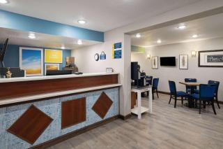 Days Inn & Suites by Wyndham Kokomo - 9