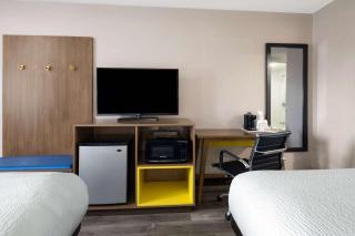 Days Inn & Suites by Wyndham Kokomo - 6