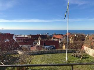 Trerummare med panoramautsikt och balkong i Visby innerstad - 1