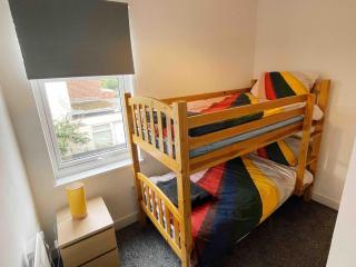 Modern, renovated 3 bed home near railway station - 2