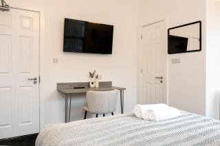 Private ensuite rooms with kitchen access by Irwell Stays - Manchester - 5
