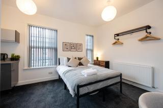 Private ensuite rooms with kitchen access by Irwell Stays - Manchester - 1