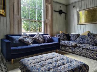 The Camden Chic Townhouse - accommodates 14 guests - 2