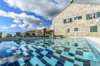 Countyside Retreat Six Bedroom Villa with Pool - 0