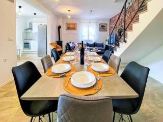 Tranquil Getaway Villa with Pool - Kozica - 4