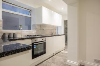 Spacious 5 Bedroom Home Near Retail Park - by Traboule Properties Ltd - Cambridge - 3