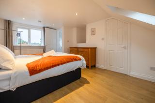 Spacious 5 Bedroom Home Near Retail Park - by Traboule Properties Ltd - Cambridge - 4