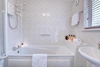 3 Bedroom House, 4 Beds, 2 Double Beds, 2 x Single Beds, Sleeps 6, Free Parking, Birmingham Near City Centre, Major Transport Links - Birmingham - 3