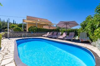 Three Bedroom Holiday Home with Pool - Molunat - 9