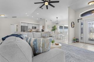 Heated Pool, Hot Tub, Grill, Lanai Dining & More - Villa Simply Blessed - Roelens - Cape Coral - 4